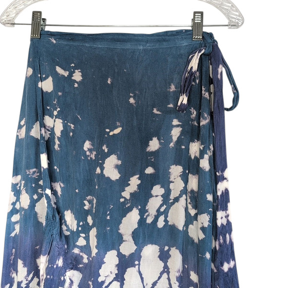 Surf Gypsy Blue & Cream Print Ruffled Rayon Wrap Skirt/Cover Up, size Large - Picture 7 of 8